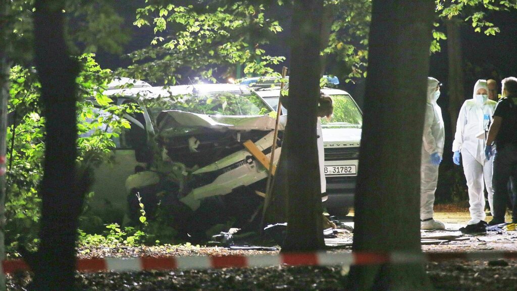 Auto fährt bei CSD in Menschenmenge am 26.07.2026