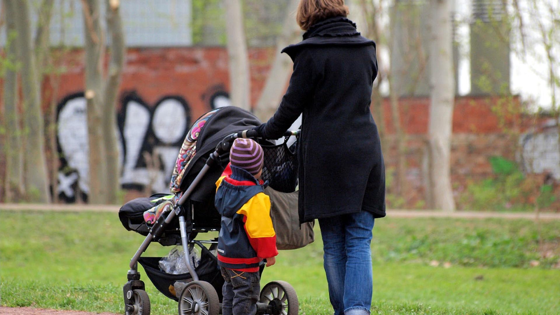 Frühstartrente: Eltern können staatliche Förderung aufstocken 1 Mutter mit Kinderwagen (Archiv)
