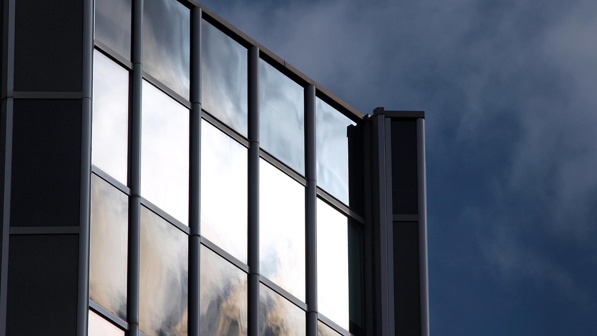 IW-Studie: Jedes fünfte Unternehmen verzichtet auf Investitionen 1 Büro-Hochhaus (Archiv)