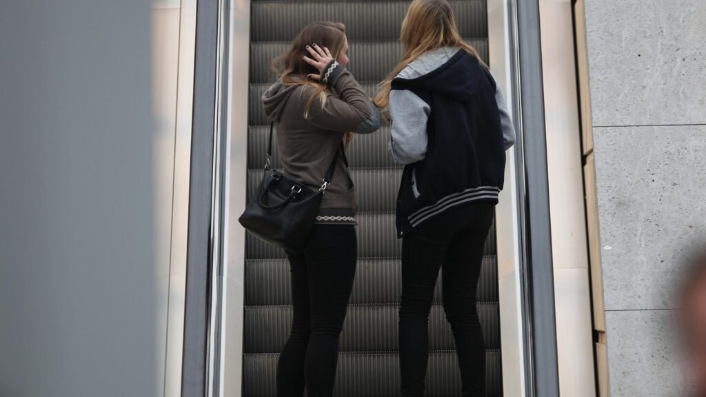Junge Mädchen auf einer Rolltreppe (Archiv)