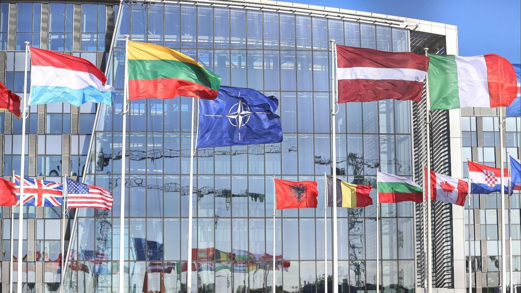 Nato-Fahnen (Archiv)