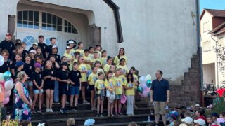 Grundschule Wiesbach-Dirmingen pflanzt Duftflieder zum Abschluss