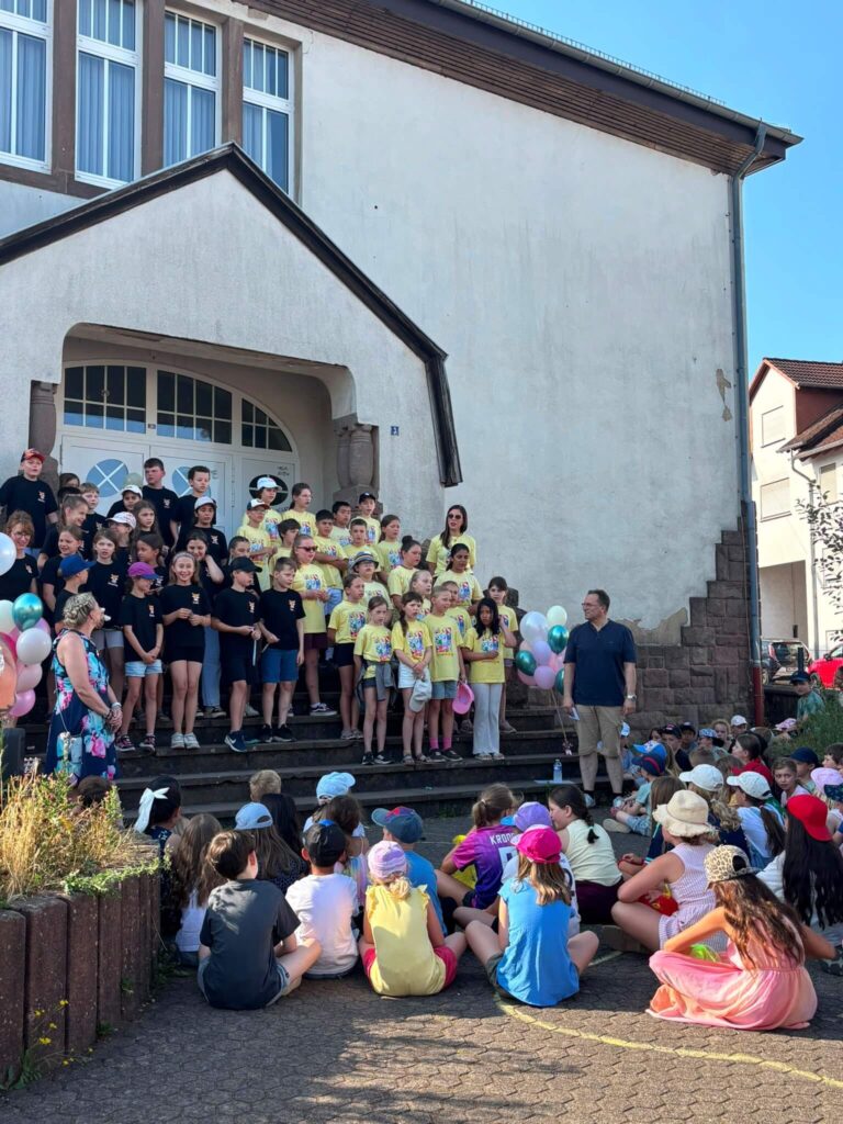 Grundschule Wiesbach-Dirmingen pflanzt Duftflieder zum Abschluss 8 Aktuelles aus Eppelborn | Bild: Gemeinde Eppelborn Baumpflanzaktion der Grundschule Wiesbach-Dirmingen – Eine Tradition, die Wurzeln schlägt