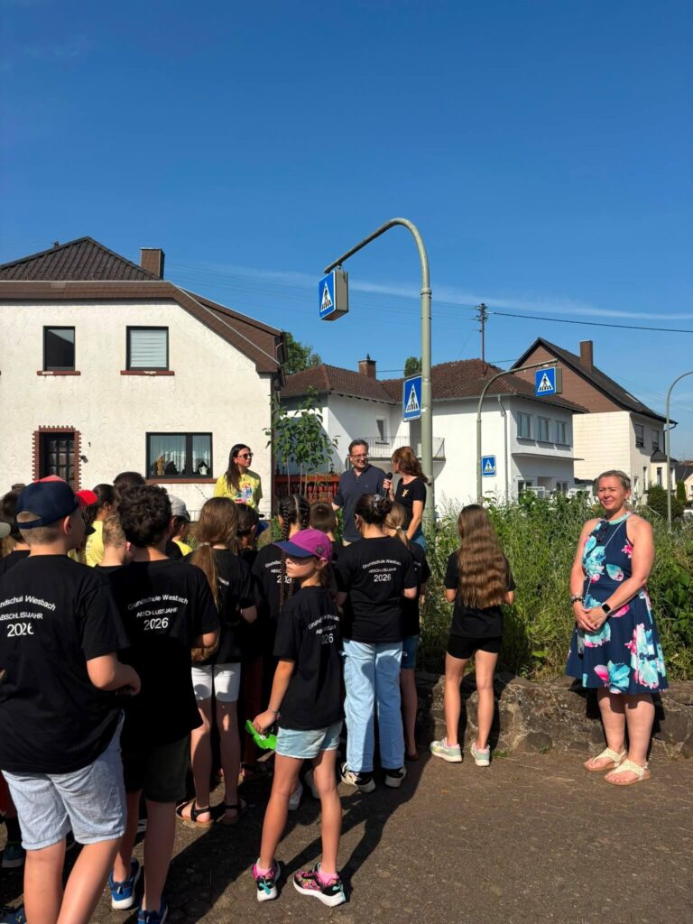 Grundschule Wiesbach-Dirmingen pflanzt Duftflieder zum Abschluss der vierten Klassen 9 Aktuelles aus Eppelborn | Bild: Gemeinde Eppelborn Der Bürgermeister informiert – KW 29