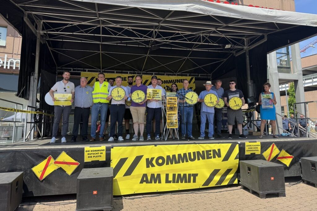 Landkreis und Stadt Neunkirchen protestieren gegen kommunale Finanznot 1 Aktuelles vom Landkreis Neunkirchen | Bild: Landkreis Neunkirchen Aktionstag „Kommunen am Limit“: Landkreis und Kreisstadt setzen gemeinsames ZeichenMit einer gemeinsamen Aktion auf dem Stummplatz in