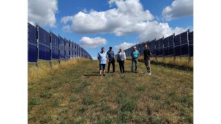 Landtagspräsidentin besucht Agri-Photovoltaikanlage und Weinhof