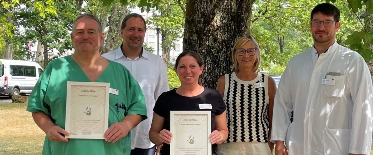 Kreiskrankenhaus St. Ingbert erhält Gold-Zertifikat für Händehygiene 1 Aktuelles aus St. Ingbert | Bild: Stadt St. Ingbert Gold-Zertifikat für das Kreiskrankenhaus St. Ingbert und die Geriatrische Rehaklinik