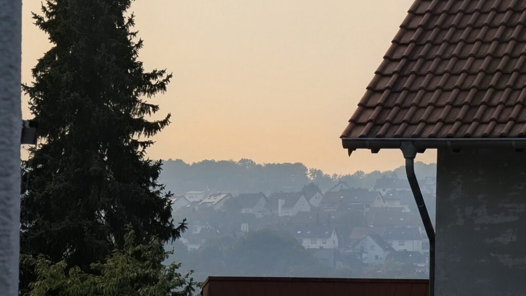 Die Rauchschwaden über Friedrichsthal stammen von einem Großbrand in Belgien | Bild: Regio-Journal