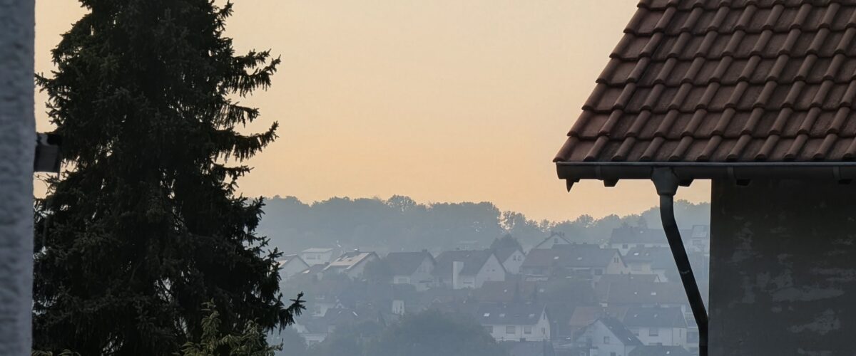 Rauch aus Belgien zieht über das Saarland 1 Die Rauchschwaden über Friedrichsthal stammen von einem Großbrand in Belgien | Bild: Regio-Journal