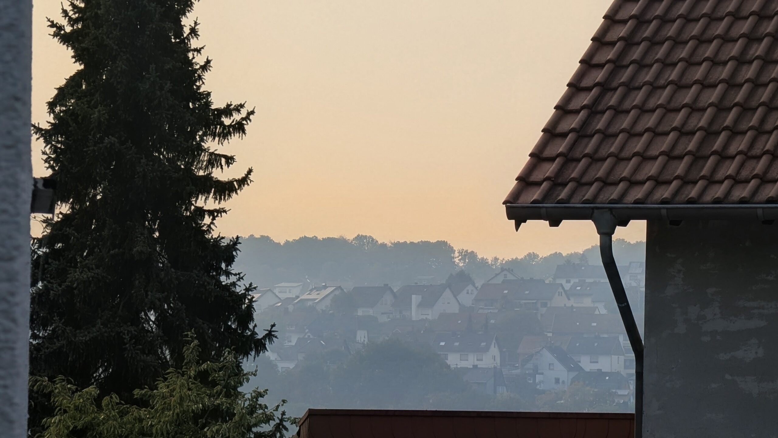 Rauch aus Belgien zieht über das Saarland 1 Die Rauchschwaden über Friedrichsthal stammen von einem Großbrand in Belgien | Bild: Regio-Journal