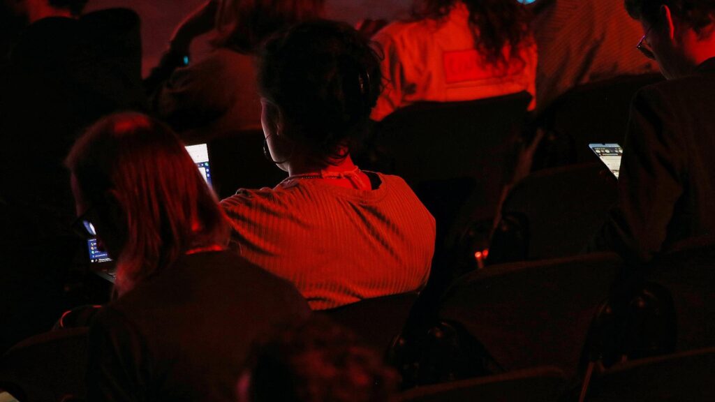 Studie: Förderung junger Erwachsener bringt mehr als bei Älteren 7 Junge Leute mit Smartphone in der Hand (Archiv)