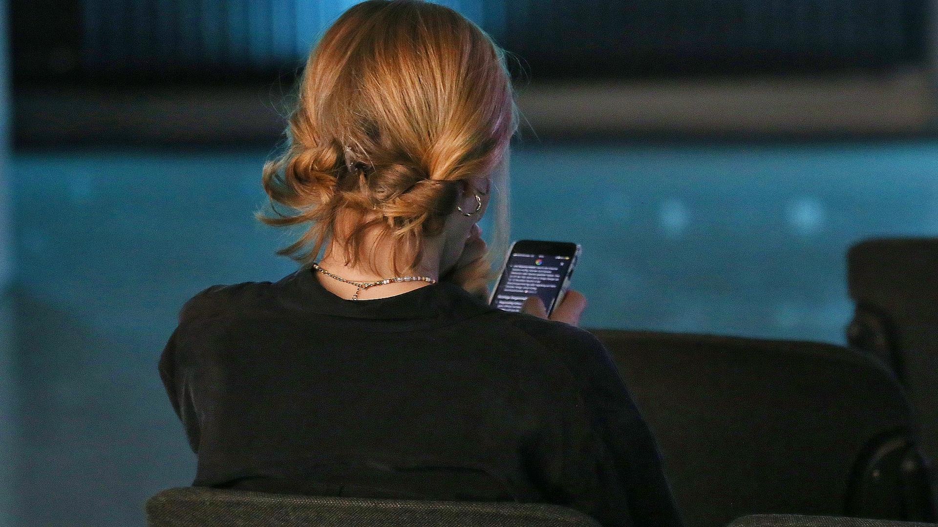 OpenAI stellt deutsche ChatGPT-Nutzer auf Werbung ein 1 Junge Frau mit Smartphone (Archiv)