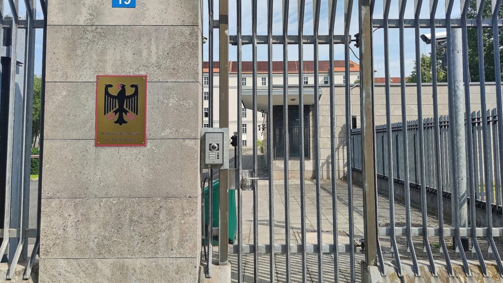 Eingang zum Bundesministerium der Verteidigung (Archiv)
