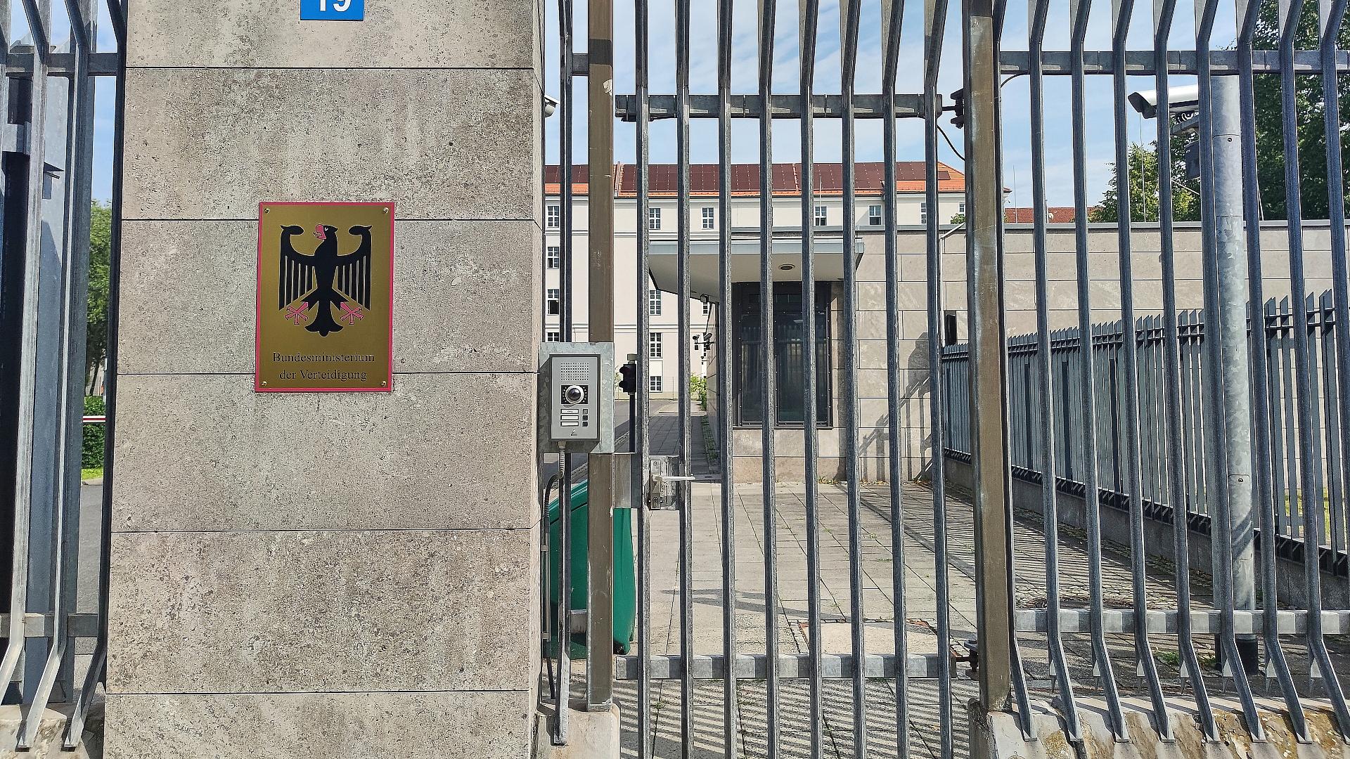 Ministerium plant Vorhalteverträge mit Rüstungsindustrie 1 Eingang zum Bundesministerium der Verteidigung (Archiv)