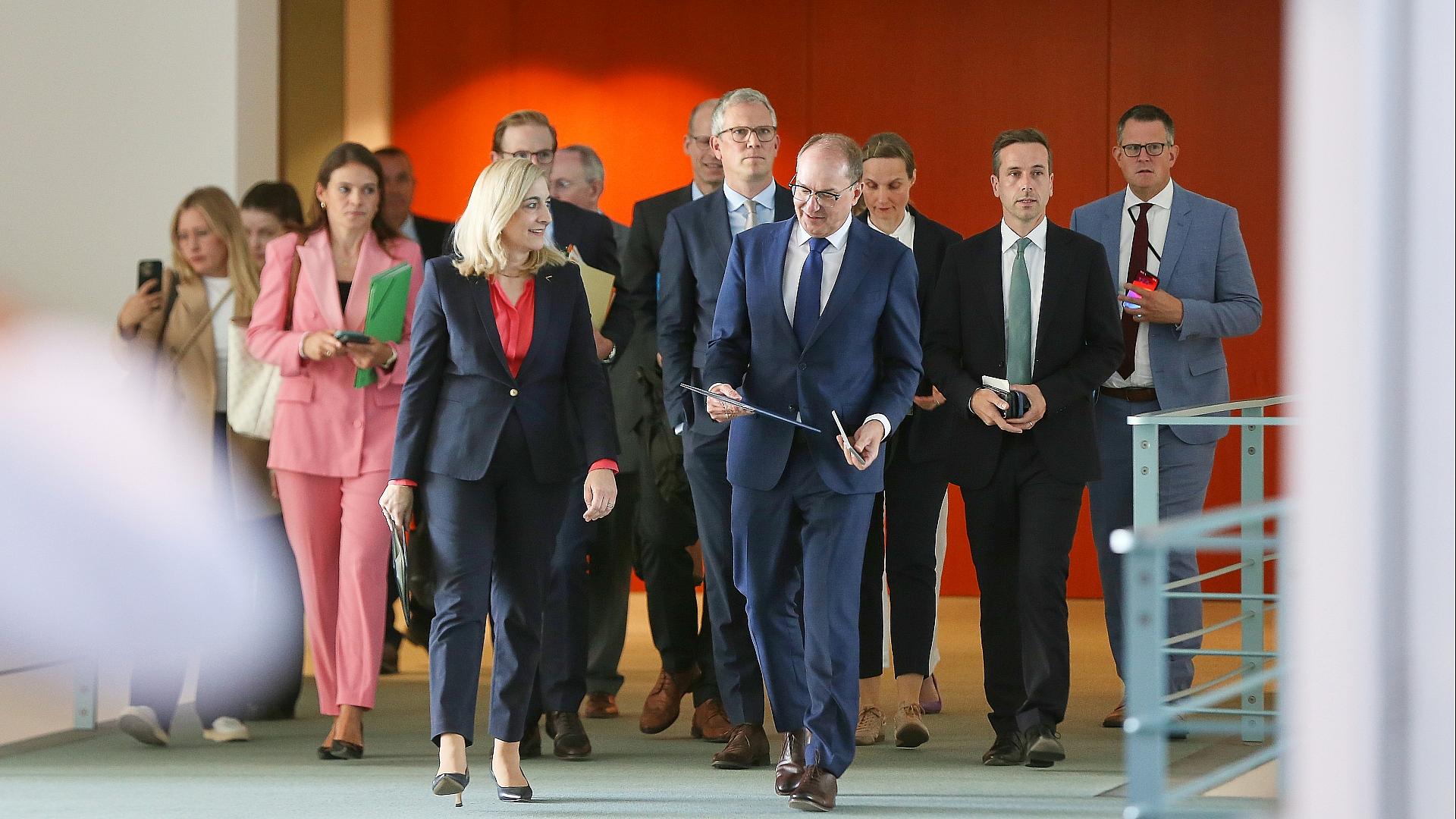 Kabinett beschließt Geheimdienstreform 1 Nina Warken und Alexander Dobrindt am 12.08.2026
