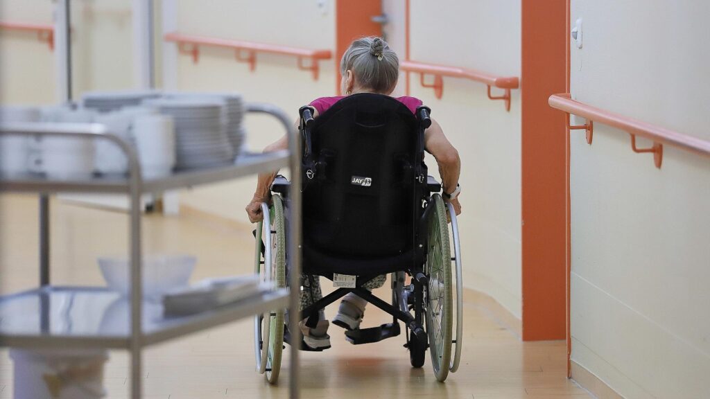 Alte Frau in einem Pflegeheim am 14.08.2026
