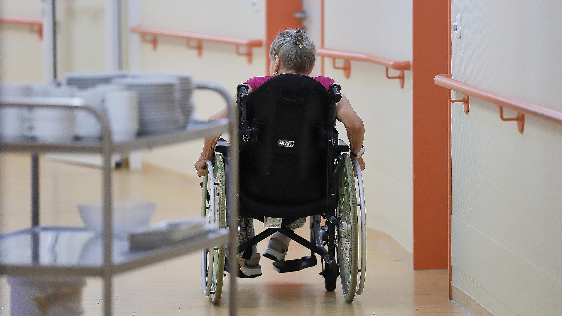 Umfrage: Extreme Hitze in Pflegeheimen 1 Alte Frau in einem Pflegeheim am 14.08.2026