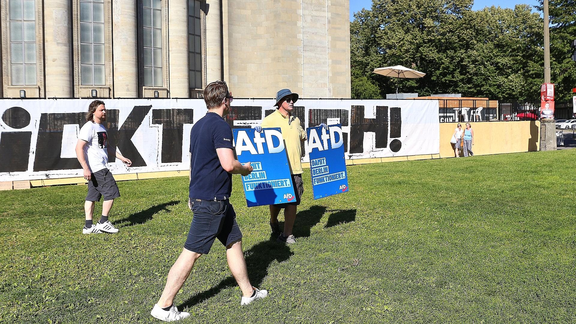 AfD-Plakate vor Berliner Volksbühne am 14.08.2026