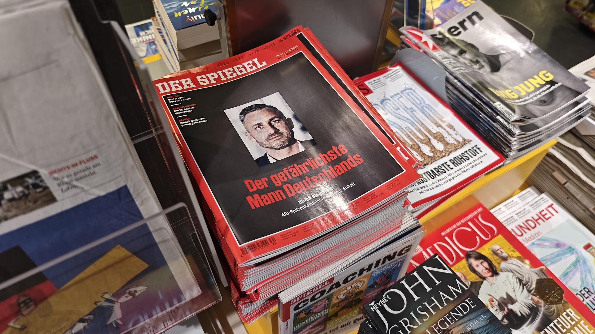 Spiegel-Titel mit Ulrich Siegmund in einem Kiosk am 16.08.2026