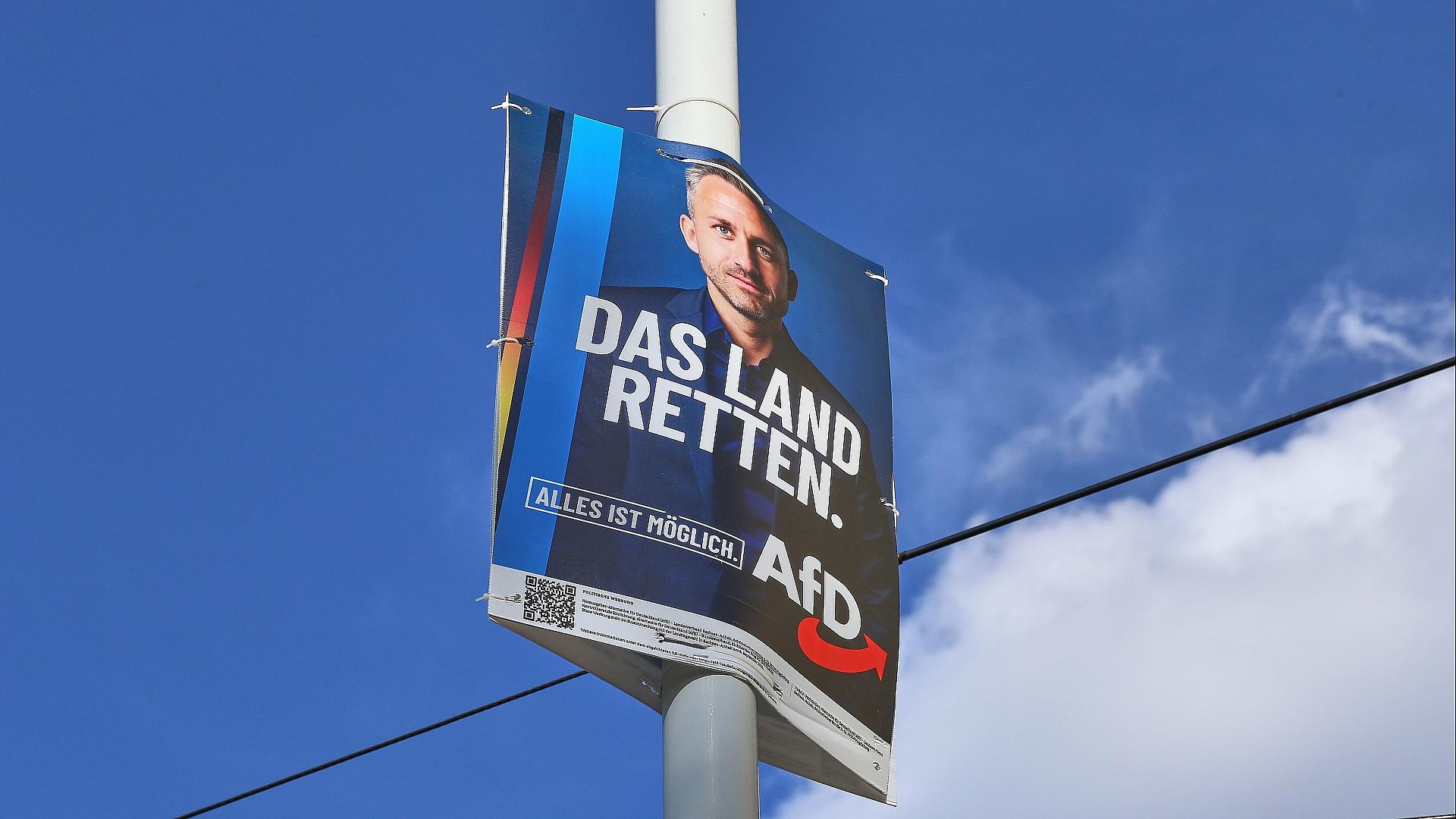 Politbarometer: AfD in Sachsen-Anhalt "nur" bei 40 Prozent 1 Wahlplakat vor der Landtagswahl in Sachsen-Anhalt (Archiv)