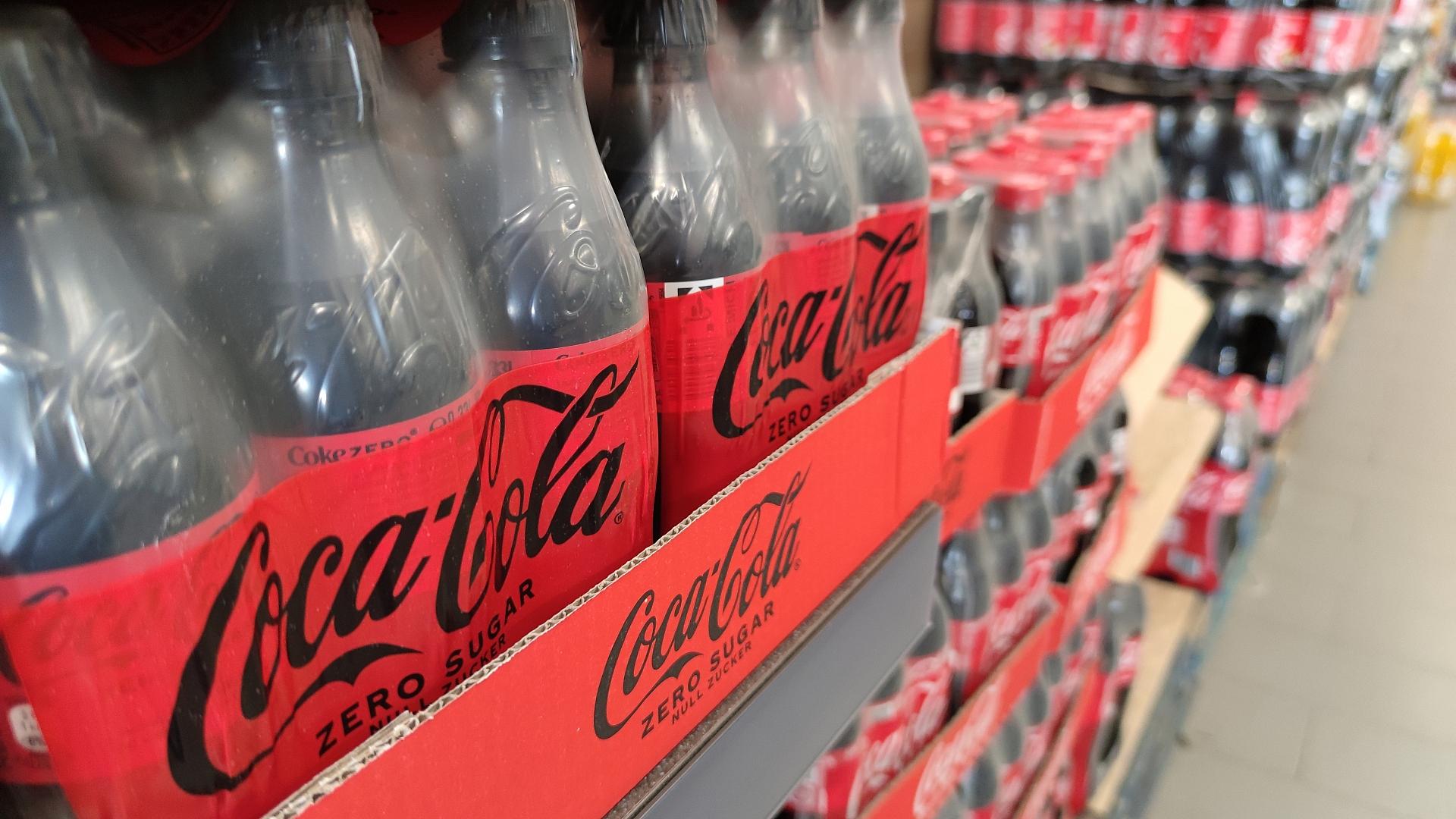 Klingbeil: Zuckersteuer auf Zero-Getränke wird nicht kommen 1 Coca Cola in einem Supermarkt (Archiv)
