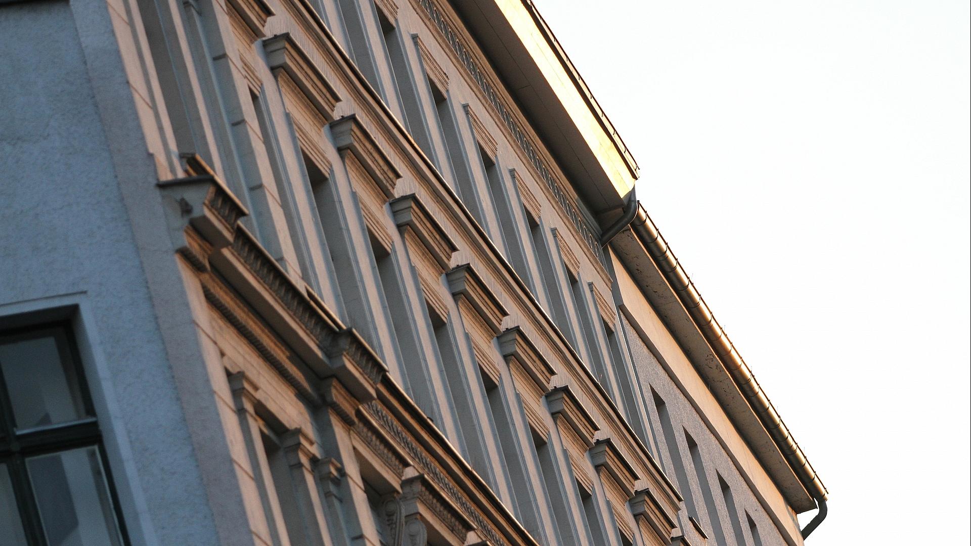 Grünen-Spitzenkandidat will Wohnungskonzerne enteignen 1 Hausfassade (Archiv)