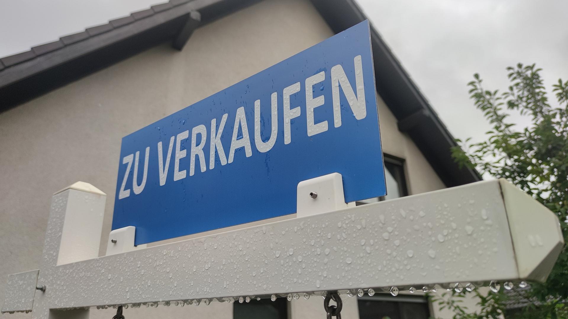 Immobilienpreise entwickeln sich uneinheitlich 1 `Zu Verkaufen`-Schild (Archiv)