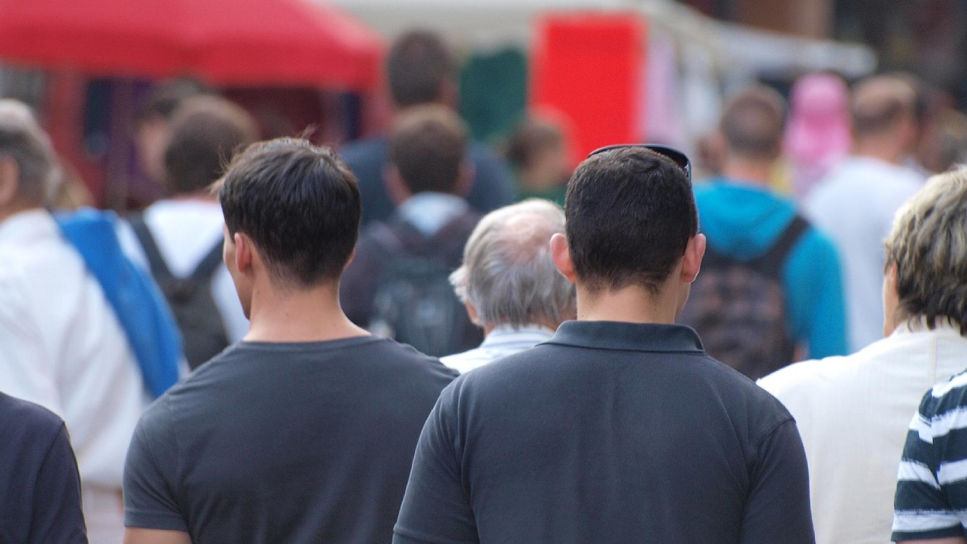Immer mehr Männer in Deutschland bleiben kinderlos 1 Männer in einer Fußgängerzone (Archiv)