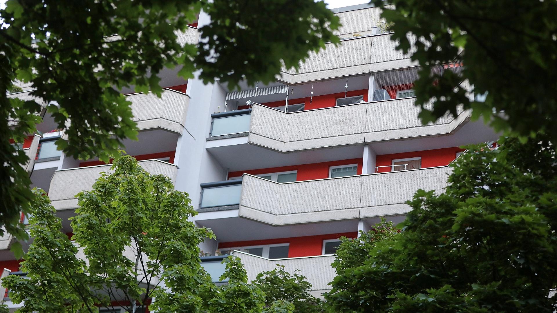 Geschäft mit Immobilien-Finanzierungen legt deutlich zu 1 Wohnhaus mit Balkonen (Archiv)