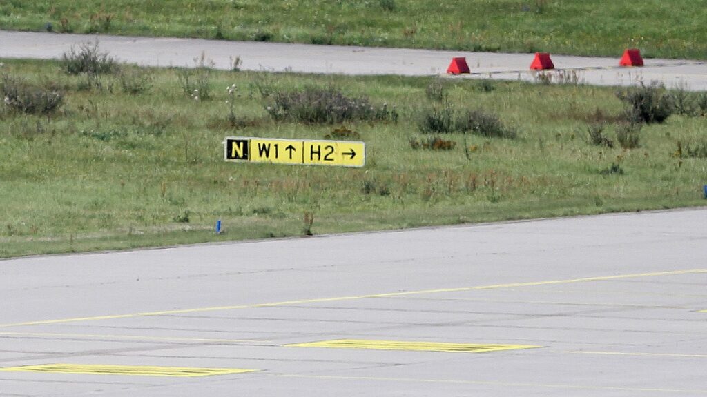 Bericht: Drohne mit Zünder am Leipziger Flughafen entdeckt 7 Start- und Landebahn an einem Flughafen (Archiv)
