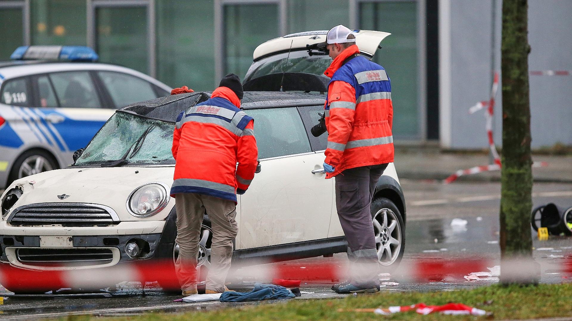 Auto-Attentäter von München muss lebenslang ins Gefängnis 1 Auto fährt in München in Menschenmenge (Archiv)