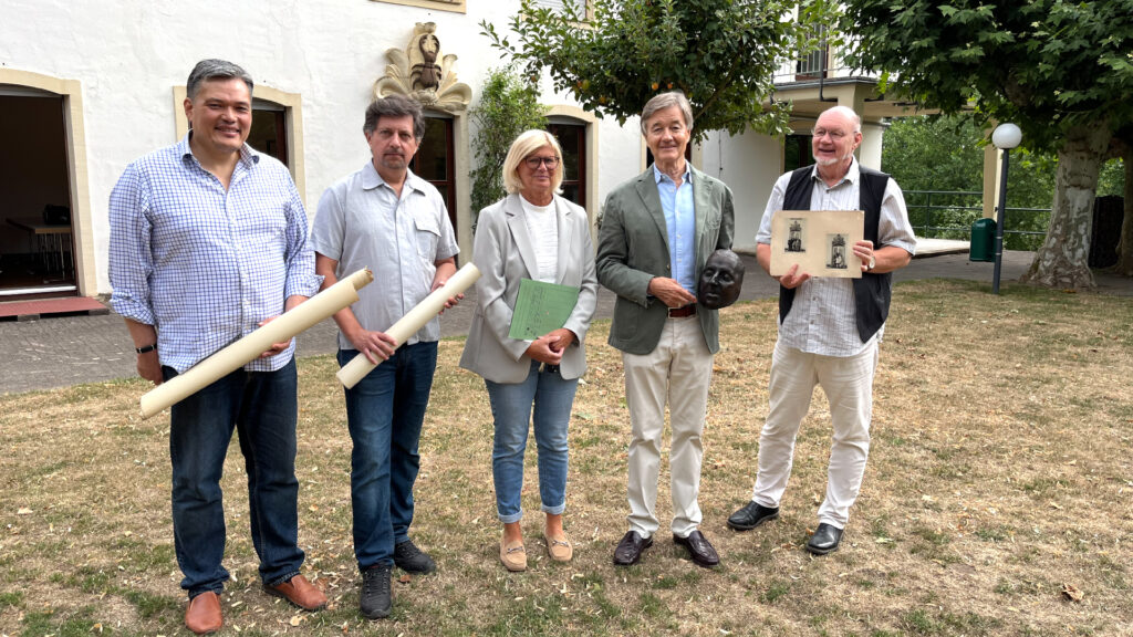 Historische Erinnerungsstücke aus Nachlass von Dr. Karl Martin an Stadt St. Ingbert übergeben 1 Aktuelles aus St. Ingbert | Bild: Stadt St. Ingbert Historische Erinnerungsstücke aus dem Nachlass von Dr. Karl Martin an die Stadt St. Ingbert übergeben
