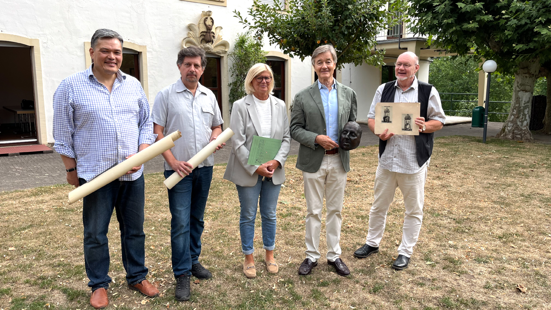 Historische Erinnerungsstücke aus Nachlass von Dr. Karl Martin an Stadt St. Ingbert übergeben 1 Aktuelles aus St. Ingbert | Bild: Stadt St. Ingbert Historische Erinnerungsstücke aus dem Nachlass von Dr. Karl Martin an die Stadt St. Ingbert übergeben