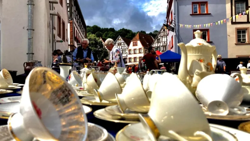 Antik- und Trödelmarkt in Ottweilers Altstadt zieht Besucher aus der Region an