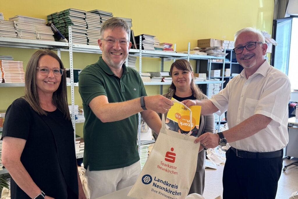 Landkreis Neunkirchen organisiert Schulbuchausleihe für 19 Schulen 4 Aktuelles vom Landkreis Neunkirchen | Bild: Landkreis Neunkirchen Bereit fürs neue SchuljahrLandkreis Neunkirchen organisiert Schulbuchausleihe für 19 Schulen
