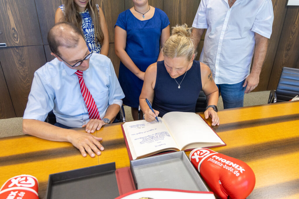 Aktuelles aus St. Ingbert | Bild: Stadt St. Ingbert Box-Weltmeisterin Monika Sorce trägt sich in das Goldene Buch der Stadt St. Ingbert ein