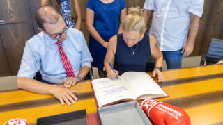Box-Weltmeisterin Monika Sorce trägt sich ins Goldene Buch von St. Ingbert ein