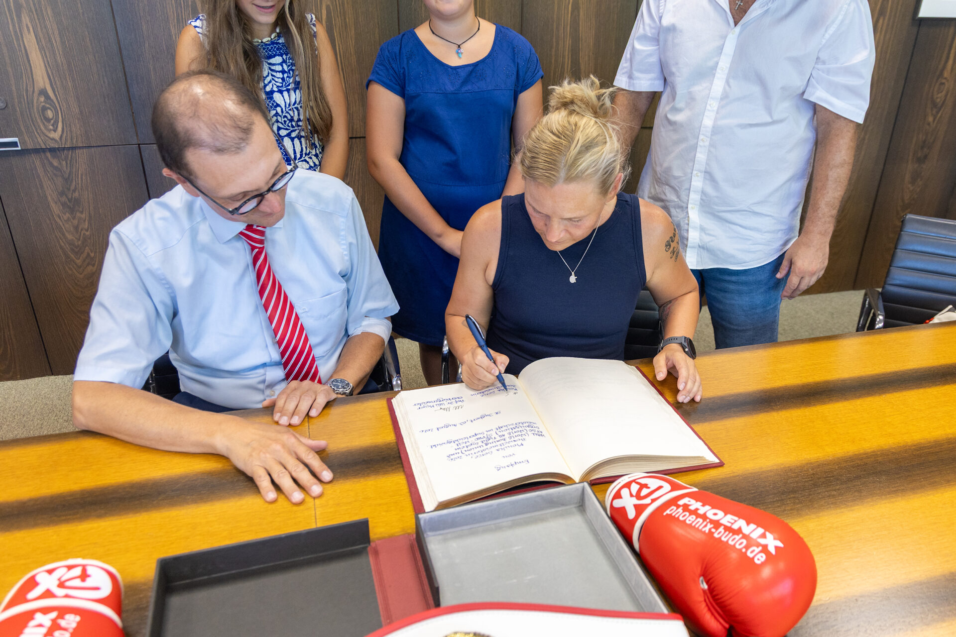 Aktuelles aus St. Ingbert | Bild: Stadt St. Ingbert Box-Weltmeisterin Monika Sorce trägt sich in das Goldene Buch der Stadt St. Ingbert ein
