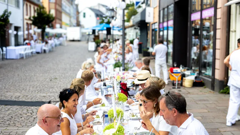 White Dinner verwandelt St. Ingberter Innenstadt in weiße Festtafel 12 White Dinner verwandelt St. Ingberter Innenstadt in weiße Festtafel