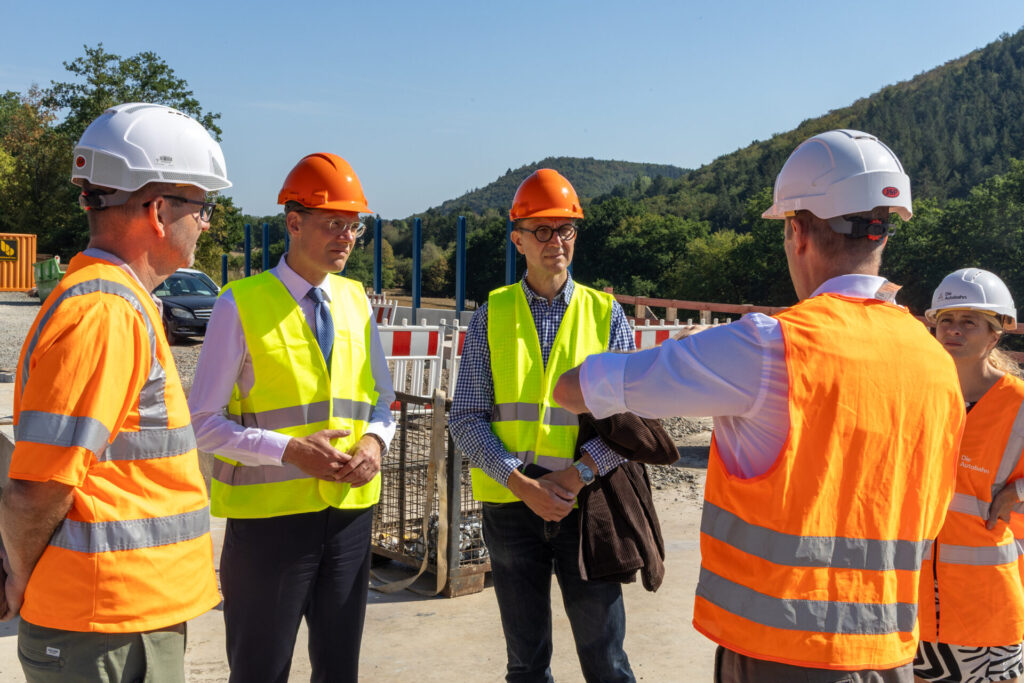 Aktuelles aus St. Ingbert | Bild: Stadt St. Ingbert Parlamentarischer Staatssekretär Christian Hirte besucht die Baustelle an der Grumbachtalbrücke und trägt sich in das Goldene Buch der Stadt St. Ing