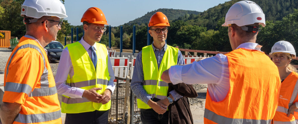 Staatssekretär Hirte besucht Baustelle an der Grumbachtalbrücke 1 Aktuelles aus St. Ingbert | Bild: Stadt St. Ingbert Parlamentarischer Staatssekretär Christian Hirte besucht die Baustelle an der Grumbachtalbrücke und trägt sich in das Goldene Buch der Stadt St. Ing