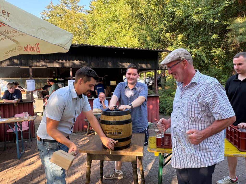 Bild: Stadt Homburg Beigeordneter Philipp Scheidweiler eröffnete Kirmes in Bruchhof-Sanddorf mit Fassbieranstich auf dem Sportplatz