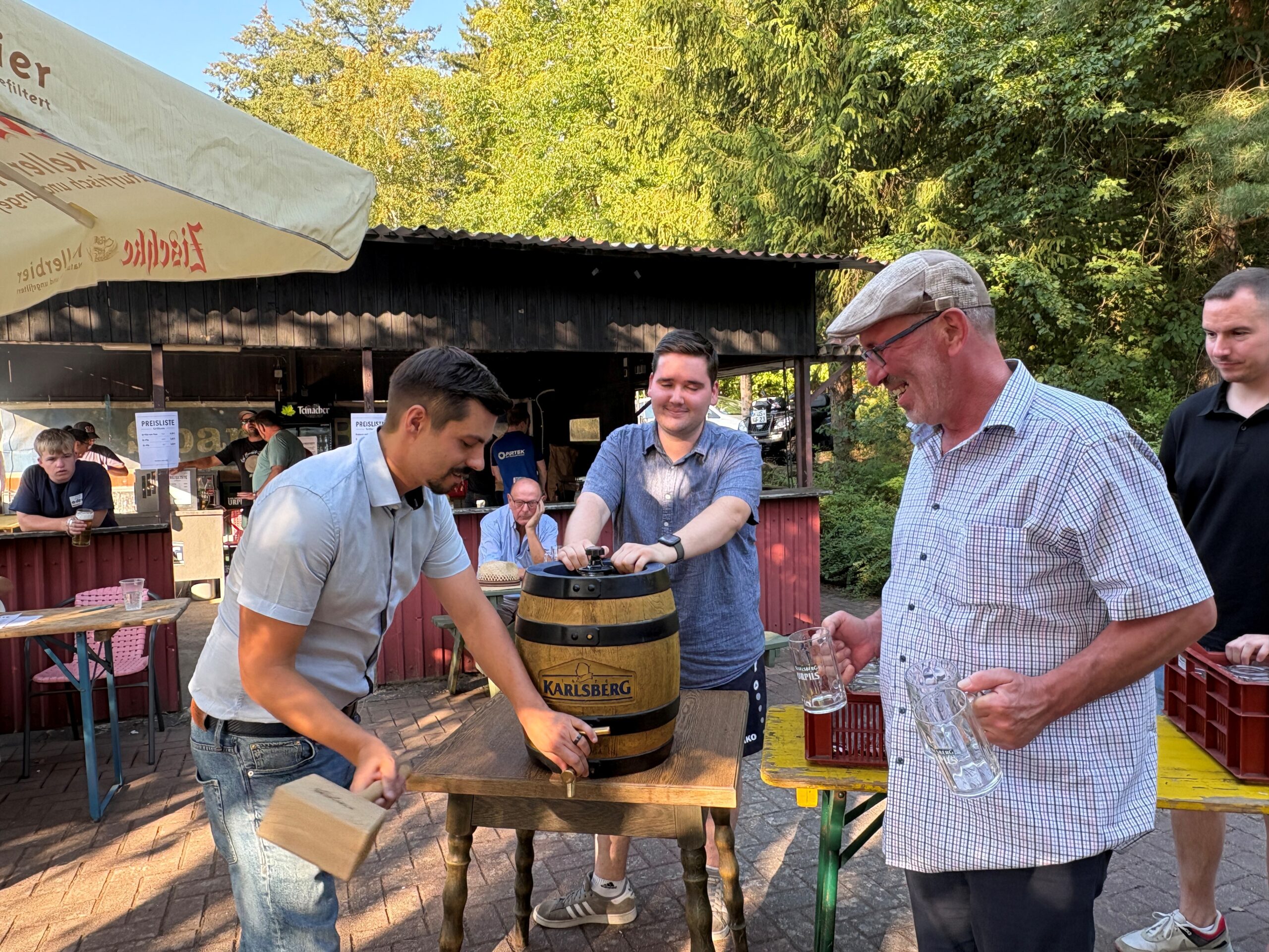 Beigeordneter Scheidweiler eröffnet Kirmes in Bruchhof-Sanddorf 1 Bild: Stadt Homburg Beigeordneter Philipp Scheidweiler eröffnete Kirmes in Bruchhof-Sanddorf mit Fassbieranstich auf dem Sportplatz