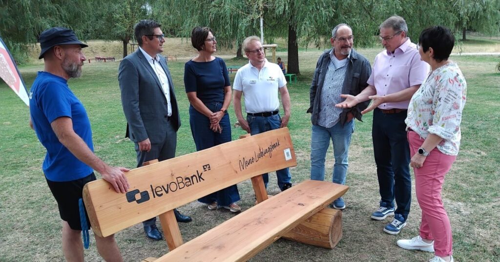 Levobank übergibt Sitzbank an Förderverein Freibad 5 Aktuelles aus Ottweiler | Bild: Stadt Ottweiler Eine Bank von der Bank