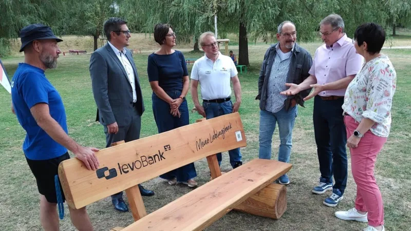 Levobank übergibt Sitzbank an Förderverein Freibad 2 Levobank übergibt Sitzbank an Förderverein Freibad