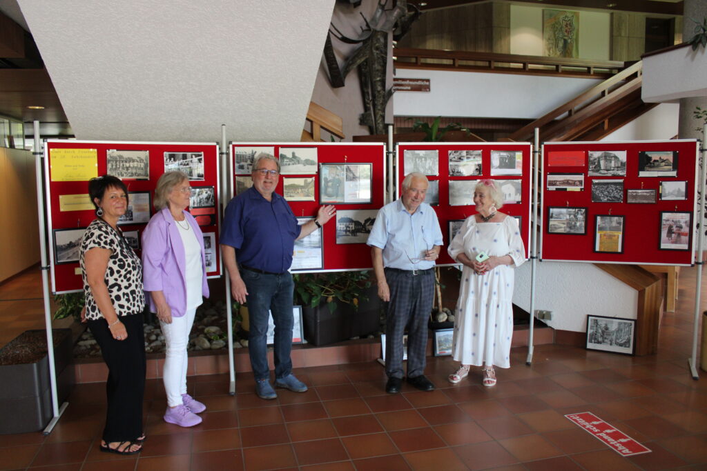 Ausstellung mit historischen Fotos aus Homburg im Rathaus eröffnet 3 Bild: Stadt Homburg Lothar Bender zeigt alte Bilder im Foyer des Rathauses