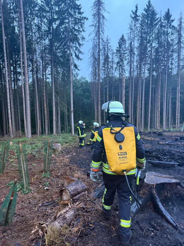 Vegetationsbrand bei Illingen nach vier Tagen gelöscht 1 Aktuelles aus Eppelborn | Bild: Gemeinde Eppelborn Eppelborner Feuerwehrkräfte vier Tage und Nächte im Einsatz