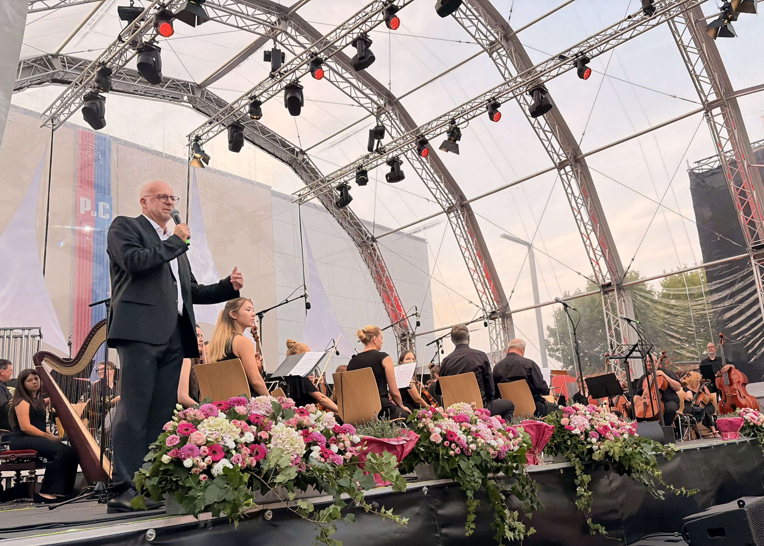 Homburger Sinfonieorchester feiert 60-jähriges Bestehen mit Jubiläumsgala 1 Bild: Stadt Homburg 16. Homburger Klassik Open Air begeisterte mit großer Jubiläumsgala