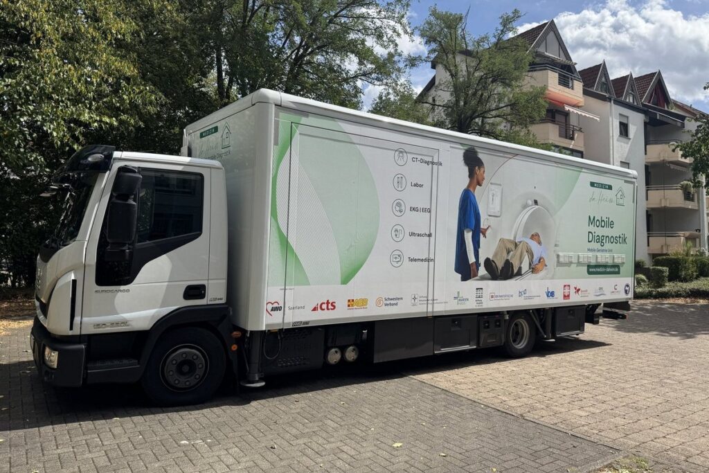 Neues Versorgungsprojekt soll Krankenhauseinweisungen aus Pflegeheimen reduzieren 1 Aktuelles vom Landkreis Neunkirchen | Bild: Landkreis Neunkirchen DIKOM-Projekt stellt innovativen Versorgungs-LKW vorAus der Idee wird Realität