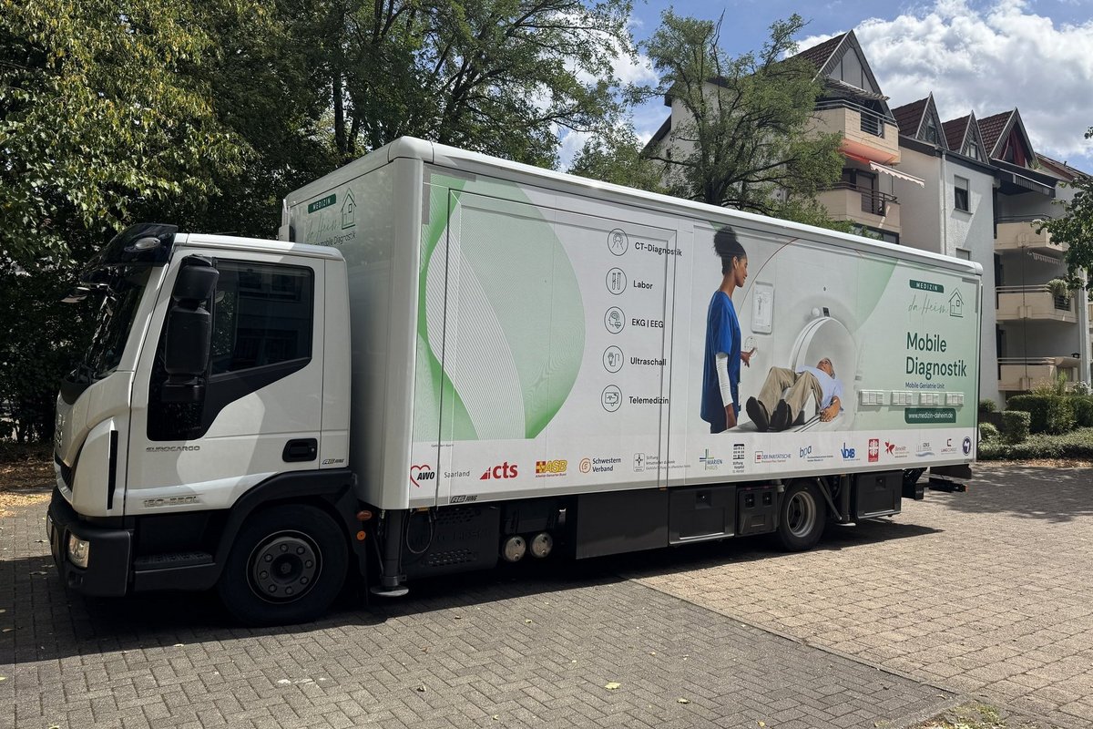 Neues Versorgungsprojekt soll Krankenhauseinweisungen aus Pflegeheimen reduzieren 1 Aktuelles vom Landkreis Neunkirchen | Bild: Landkreis Neunkirchen DIKOM-Projekt stellt innovativen Versorgungs-LKW vorAus der Idee wird Realität